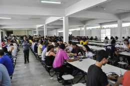 Imagem: A primeira via do cartão do Restaurante Universitário será entregue, gratuitamente, aos alunos e servidores que apresentarem documento comprobatório de seu vínculo com a UFC (Foto: Ribamar Neto/UFC)