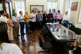 Foto da reunião de assinatura do convênio da nova sede da Central Analítica