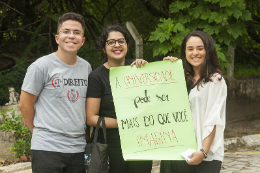 Imagem: No Guia do Estudante, os novos alunos podem obter informações sobre a rotina universitária, serviços disponibilizados pela Instituição, equipamentos culturais e científicos, políticas de apoio aos estudantes mais vulneráveis e outras dicas (Foto: Viktor Braga/UFC)