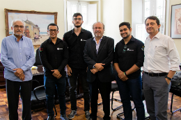 Imagem: Equipe vencedora do SteelChallenge ao lado do reitor, do vice-reitor e do diretor do Centro de Tecnologia (Foto: Viktor Braga/UFC)