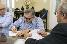 Prof. Fernando Ribeiro de Melo Nunes assina termo de posse