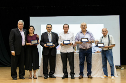 Imagem: Na solenidade, foram homenageados personagens do segundo volume da coleção Santo de Casa, que destaca a biografia e a obra de personalidades de vulto do ensino, da pesquisa e da extensão no Ceará (Foto: Viktor Braga/UFC)