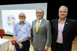 Imagem: Na imagem, o Prof. Marcus Vale, primeiro diretor da Seara, o reitor Cândido Albuquerque, e o Prof. Ilde Guedes, atual diretor da Seara (Foto: Viktor Braga/UFC)