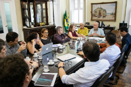 Imagem: foto de pessoas em reunião no gabinete do reitor