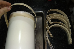 Foto que demonstra os suportes de PVC saindo do forno para serem montados os protetores faciais ou face shields