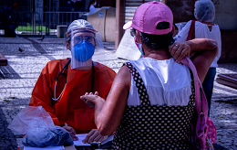 Imagem: Durante a ação, algumas pessoas receberam encaminhamento para unidades de saúde da rede pública de Fortaleza (Fotos: Marília Quinderé e Ludmila Wanbergna)