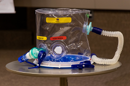 Capacete de respiração assistida, de material transparente, com tubo lateral (Foto: Viktor Braga)