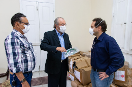 Reitor Cândido Albuquerque com o Prof. Ariel Scafuri e o chefe de gabinete Fernando Henrique na Reitoria