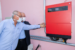 Imagem: Reitor e vice-reitor acionando chaves para ligar quadro de medição e monitoramento dos painéis fotovoltaicos (Foto: Viktor Braga/UFC)