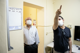 Imagem: O percurso seguiu por salas de aula, sala de vídeo, salas de coordenação, espaço dos professores e terraço (Foto: Ribamar Neto/UFC)