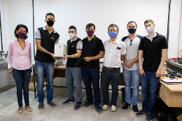 Foto dos professores e alunos envolvidos no projeto segurando protótipo do ozonizador (Foto: Ribamar Neto/UFC)