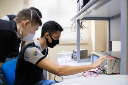Foto de estudantes utilizando máquina para medir tensão elétrica (Foto: Ribamar Neto/UFC)