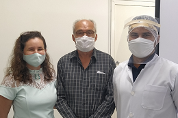 Imagem: A Profª Renata de Sousa, coordenadora do LACT; o Prof. Glauco Lobo, vice-reitor da UFC; e Ederson Laurindo Holanda de Sousa, bioquímico (Foto: CCSMI/UFC)