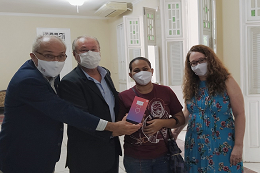 Imagem: Catarina Rodrigues, aluna da Licenciatura Intercultural Indígena KUABA, foi a primeira da fila de distribuição dos aparelhos (Foto: CCSMI/UFC)