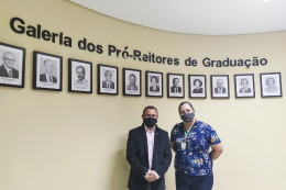 Imagem: Sueldes Araújo, pró-reitor de Graduação da UFERSA, e Kátia Cilene da Silva, pró-reitora-adjunta de Graduação da UFERSA (Foto: Ribamar Neto/UFC)