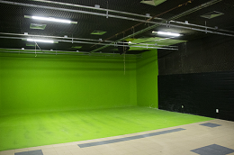 Imagem: O estúdio de telejornalismo do curso foi recentemente reformado (Foto: Ribamar Neto/UFC)