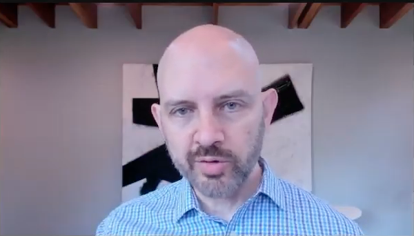 O professor Paulo Blikstein, em imagem de busto e rosto, com camisa azul (Imagem: Reprodução da videoconferência)