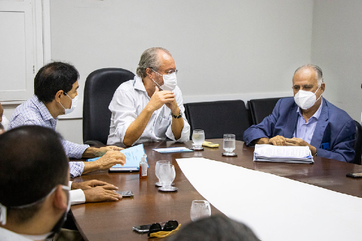 Imagem: reitor e Roberto Pessoa conversam em reunião