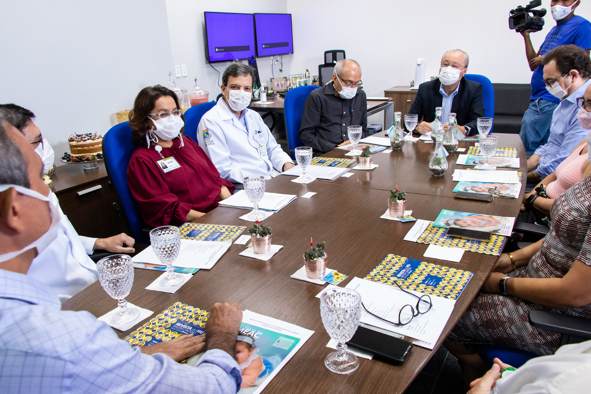 Membros da atual gestão do Complexo Hospitalar UFC/EBSERH reúnem-se, no Campus do Porangabuçu, para avaliar primeiro ano de atividades