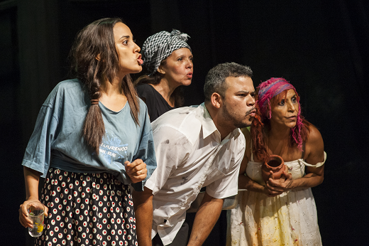 Imagem: Grupo de teatro de servidores (três mulheres e um homem) apresenta-se no Teatro Universitário Paschoal Carlos Magno. (Foto: Viktor Braga)