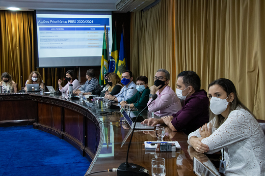 Imagem: Reitor, pró-reitores, superintendentes e secretários reúnem-se no Conselho Universitário para avaliar metas prioritárias do terceiro ano da gestão. (Foto: Viktor Braga/ UFC INFORMA)