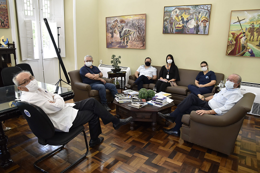 Imagem: A reunião pautou concurso de monografias e continuidade de pesquisas genômicas sobre o DNA cearense; Da esquerda para a direita: Prof. Glauco Lobo, vice-reitor da UFC; Prof. Luís-Sérgio Santos, docente do Curso de Jornalismo da UFC e assessor do Instituto Myra Eliane; Igor Queiroz, presidente do Instituto Myra Eliane; Nayanne Vitoriano, secretária do Instituto Myra Eliane; Profª Raquel Montenegro, docente da Faculdade de Medicina; e Prof. Cândido Albuquerque, reitor. (Foto: Viktor Braga)