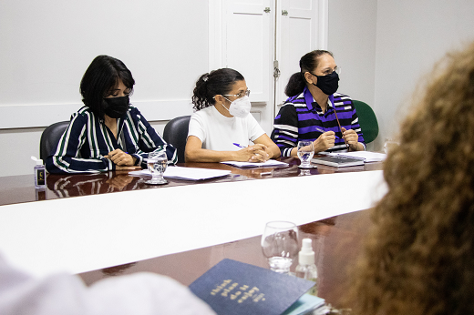 Imagem: Na foto as diretoras Cássia de Araújo, Antonia da Mata e Heveline Ribeiro, lideranças do SINTUFCE que foram à Reitoria tratar da retomada presencial com a administração superior. (Foto: Ribamar Neto/ UFC Informa)