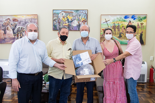 Imagem: Da esquerda para a direita, seguram o capacete Elmo o Prof. Ademar Gondim (Gabinete do Reitor); o Prof. Lyttelton Fortes; o reitor Cândido Albuquerque; a Profª Nadja Dutra (docente do Curso de Engenharia Civil) e Rômulo Fortes (filho do Prof. Lyttelton). (Foto: Viktor Braga/ UFC Informa)