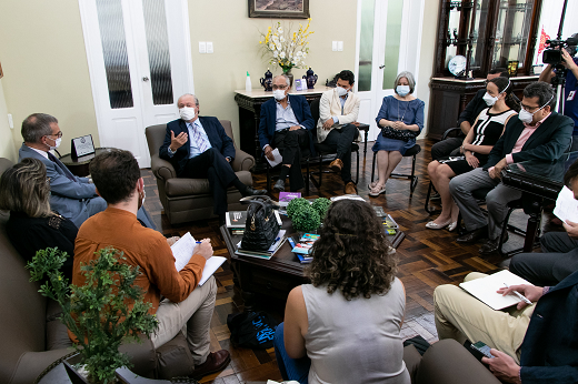 Imagem: A reunião com o cônsul e sua comitiva contou com a presença do reitor, do vice-reitor e de representantes da PROINTER, da Casa de Cultura Francesa e do Centro de Humanidades. (Foto: Viktor Braga/ UFC Informa)