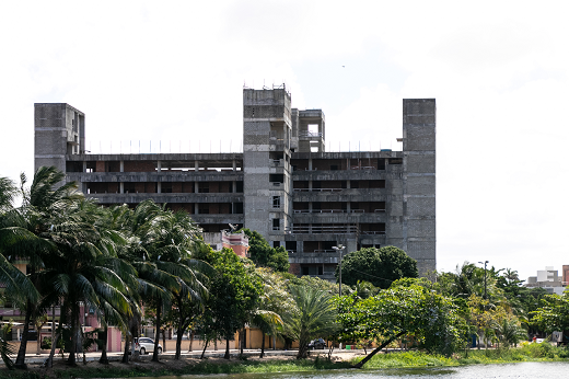 Imagem: Status atual da construção do prédio cuja doação o ICM propõe à UFC, localizado às margens da Lagoa do Porangabuçu; estrutura encontra-se parcialmente executada. (Foto: Viktor Braga/ UFC Informa) 