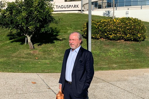 Imagem: Reitor Cândido Albuquerque posa em frente ao complexo Taguspark - Cidade do Conhecimento, em Portugal. (Foto: Acervo pessoal)