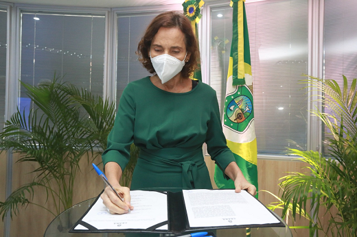 Imagem: Vice-governadora Izolda Cela assina memorando de entendimento entre o Governo do Estado, a BP Gas & Power Investments e diversos entes, dentre eles a UFC. (Foto: Divulgação/Vice-Governadoria)