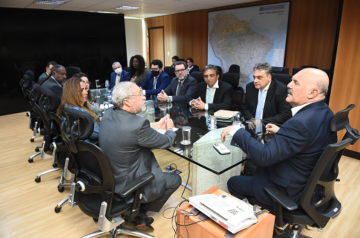 Imagem: Prof. Cândido Albuquerque (UFC) e Milton Ribeiro (ministro da Educação) aparecem em primeiro plano, reunidos com reitores de diversas universidades federais. (Foto: Luis Fortes/ Ascom MEC)