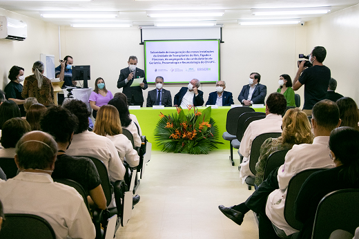 Imagem: Foto da solenidade de inauguração das novas enfermarias e ambulatórios mostra a mesa de autoridades vista a partir do público. (Foto: Ribamar Neto)