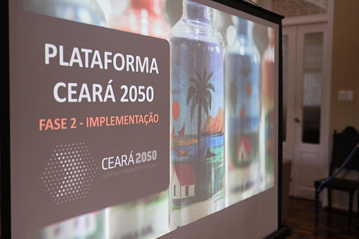 Imagem: Apresentação feita pela coordenação da plataforma Ceará 2050 é projetada durante reunião na Reitoria da UFC. (Foto: Viktor Braga/ UFC Informa)