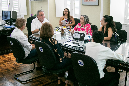 Foto mostra integrantes da Comissão sentados em mesa de reunião com o reitor Cândido Albuquerque e o procurador Oscar Costa Filho (Foto: Ribamar Neto/UFC Informa)