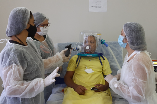 Imagem: A formação dos profissionais de saúde, iniciada com discussão de conteúdo teórico sobre o Elmo, permite a experiência com o processo de manejo (Foto: Assessoria de Comunicação e Marketing da Escola de Saúde Pública do Ceará e da Unidade de Comunicação Social do HUWC)