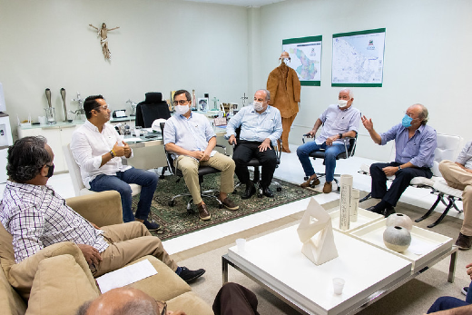 Imagem: O encontro contou com a presença do prefeito de Caucaia, deputados federais e com o reitor e vice-reitor da UFC (Foto: Viktor Braga/UFC)