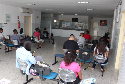 Imagem: Na ampla recepção da Clínica, os pacientes são orientados a manter o distanciamento (Foto: Samuel Cavalcante)