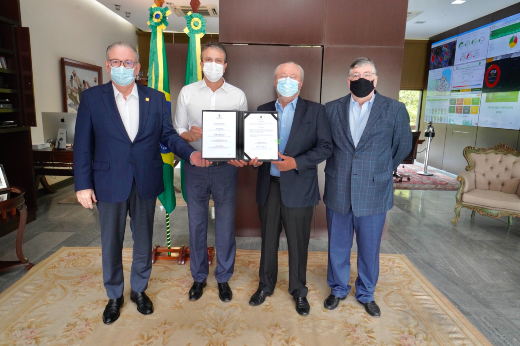 fImagem: Ricardo Cavalcante, presidente da FIEC; governador Camilo Santana; Prof. Cândido Albuquerque, reitor da UFC; Maia Júnior, secretário do Desenvolvimento Econômico e Trabalho (Foto: Carlos Gibaja/Governo do Ceará)