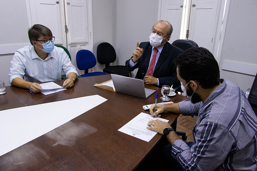 Imagem:Superintendente da UFC-INFRA, reitor (ao centro) representantes de construtoras assinam ordens de serviço para cinco obras em Fortaleza e Sobral.