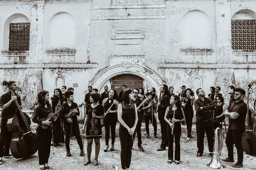 foto preto e branco dos músicos da orquestra com instrumentos 