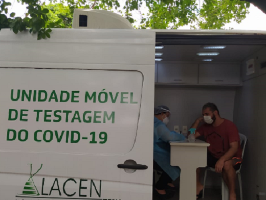 Imagem: A PRAE conseguiu, com o LACEN, levar a unidade móvel até o Campus do Pici e disponibilizou transporte para alunos de residências universitárias do Benfica (Foto: Divulgação/PRAE)