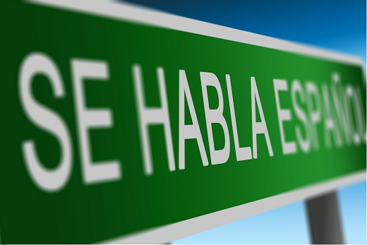 Imagem: foto aproximada de uma placa onde se lê "se habla español"