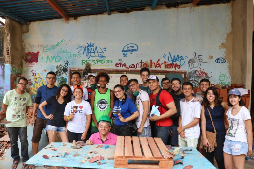 Grupo de integrantes do Abrace a Cidade em ação no Serviluz 