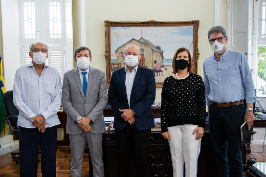 Imagem: Encontro reuniu o vice-reitor, Prof. Glauco Lobo; o vice-prefeito, José Élcio Batista; o reitor da UFC, Prof. Cândido Albuquerque; a pró-reitora de Extensão, Profª Elisabeth Daher; e o pró-reitor de Relações Internacionais e Desenvolvimento Institucional, Prof. Augusto Albuquerque (Foto: Foto: Viktor Braga/UFC Informa)