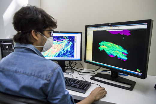 Imagem: Pesquisador analisa dados no Laboratório de Interpretação Sísmica da UFC (Foto: Ribamar Neto/UFC) 