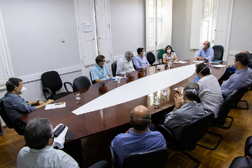 Imagem: Representantes da Universidade Federal do Ceará e da Secretaria Municipal de Saúde de Fortaleza tratam de parcerias e regulação de leitos em reunião na reitoria. (Foto: Viktor Braga).