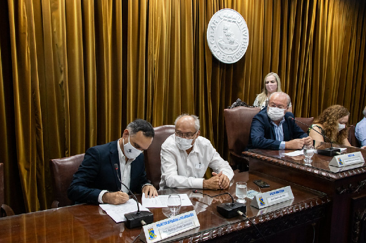 Imagem: Rodrigo Porto assina termo ao lado do Prof. Glauco Lobo