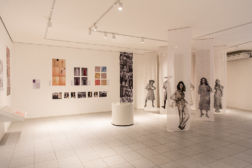 Imagem: sala do MAUC onde está a exposição Design por Mulheres